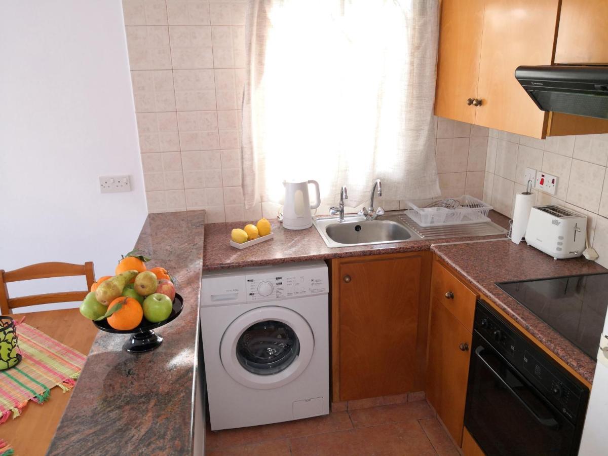 Seashell Apartments Пафос Екстериор снимка
