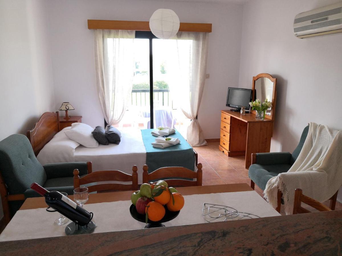 Seashell Apartments Пафос Екстериор снимка